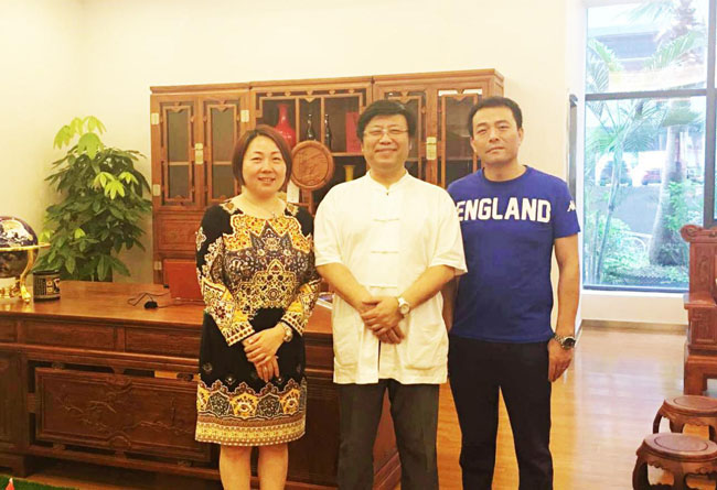  孔子后裔孔維克先生和聯(lián)誠(chéng)發(fā)創(chuàng)始人龍平芳、總經(jīng)理劉軍合影